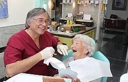 100 jährige erhält Zahnimplantate von Dr. Junk